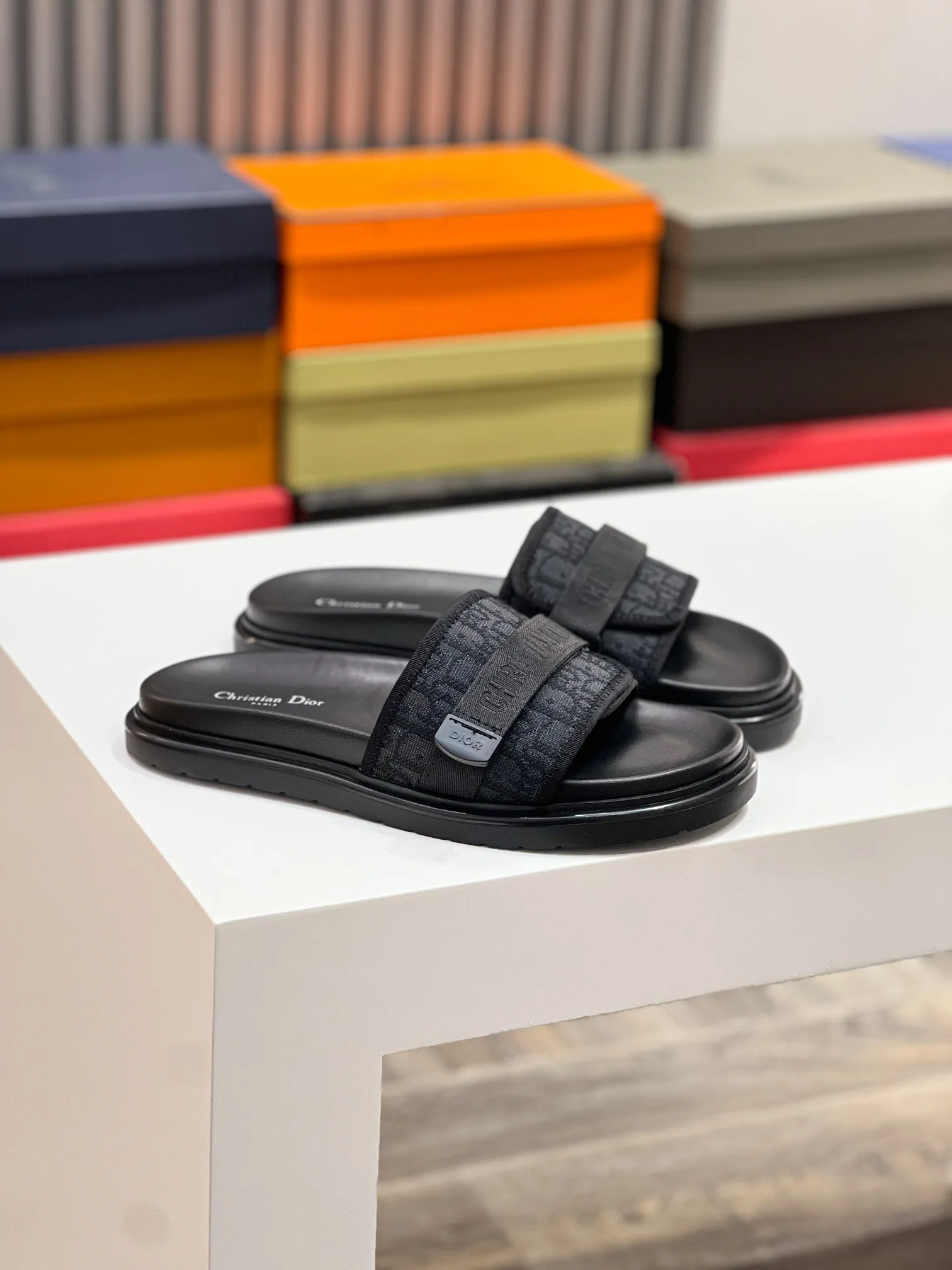 Men's men's shoes 💰320 [DIOR] top version. 2024ss Dior’s latest men’s slippers are a must-have. Dior Alias ​​Men's Genuine Leather Slippers This summer new Alias ​​sandal embodies a casual and elegant style. Carefully crafted from grained cow leather and Oblique printed fabric, with cowhide lining! Cross-strap design with metal-clad brass CD Diamond logo. The imported cowhide leather and rubber sole adds sophistication and comfort, while Oblique print-effect anti-slip panels add style. Size39-44 (38.45 customized)